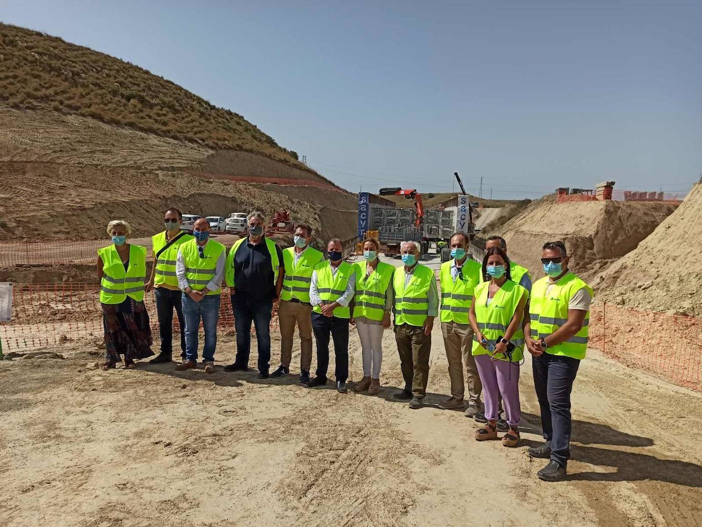 Visita a las obras del AVE entre Níjar y la capital, en donde los tajos comienzan ya con importantes obras civiles para el tendido de viaductos y la ejecución de pasos inferiores y vías de desagüe. 