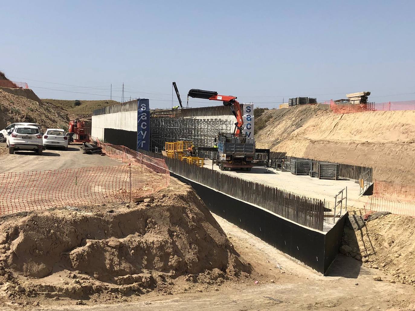 Visita a las obras del AVE entre Níjar y la capital, en donde los tajos comienzan ya con importantes obras civiles para el tendido de viaductos y la ejecución de pasos inferiores y vías de desagüe. 