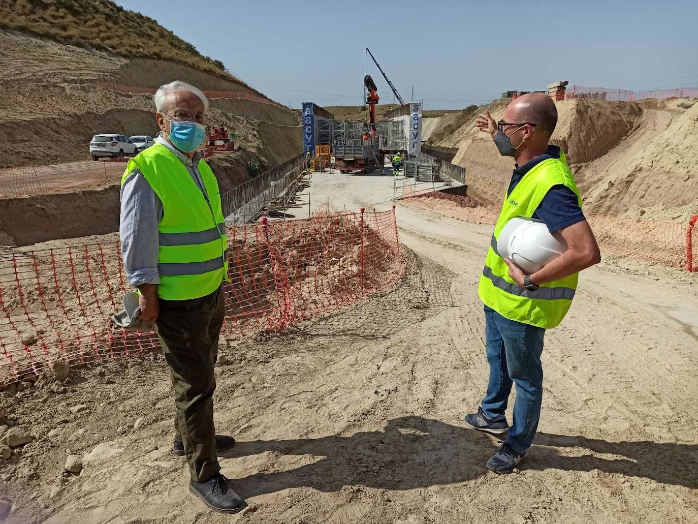 Visita a las obras del AVE entre Níjar y la capital, en donde los tajos comienzan ya con importantes obras civiles para el tendido de viaductos y la ejecución de pasos inferiores y vías de desagüe. 