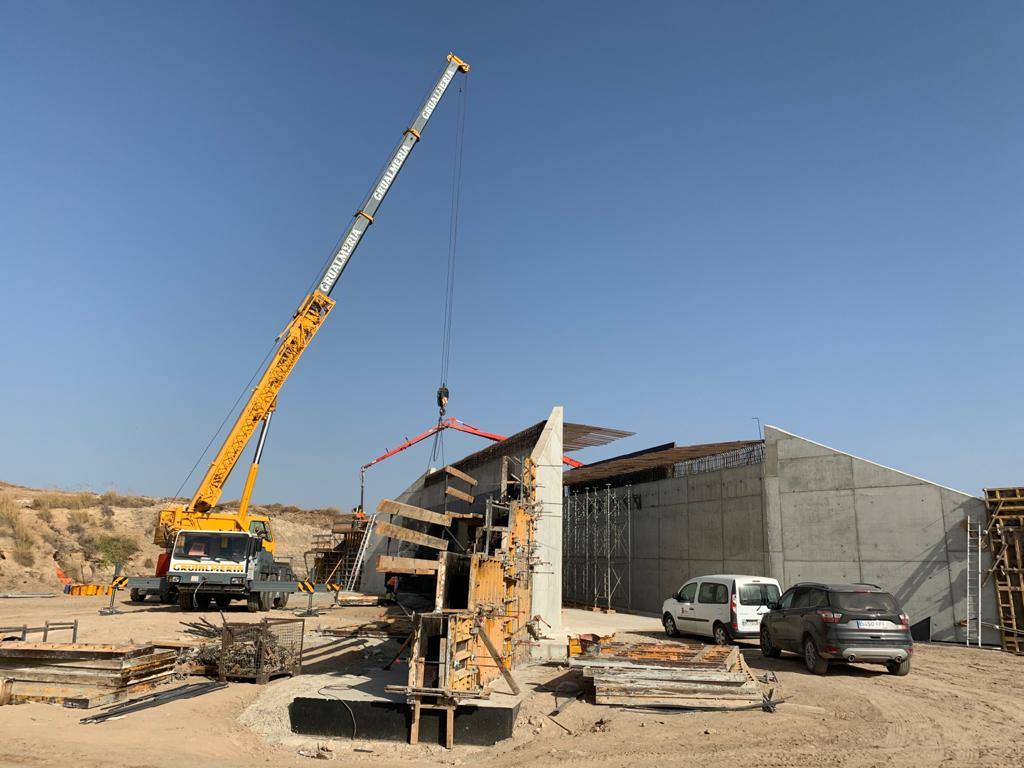 Visita a las obras del AVE entre Níjar y la capital, en donde los tajos comienzan ya con importantes obras civiles para el tendido de viaductos y la ejecución de pasos inferiores y vías de desagüe. 