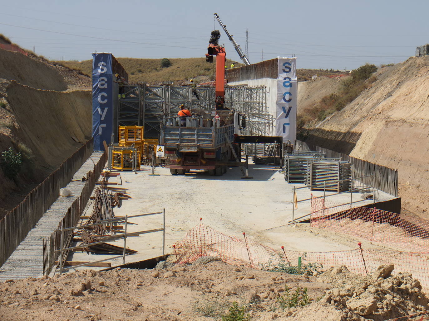 Visita a las obras del AVE entre Níjar y la capital, en donde los tajos comienzan ya con importantes obras civiles para el tendido de viaductos y la ejecución de pasos inferiores y vías de desagüe. 