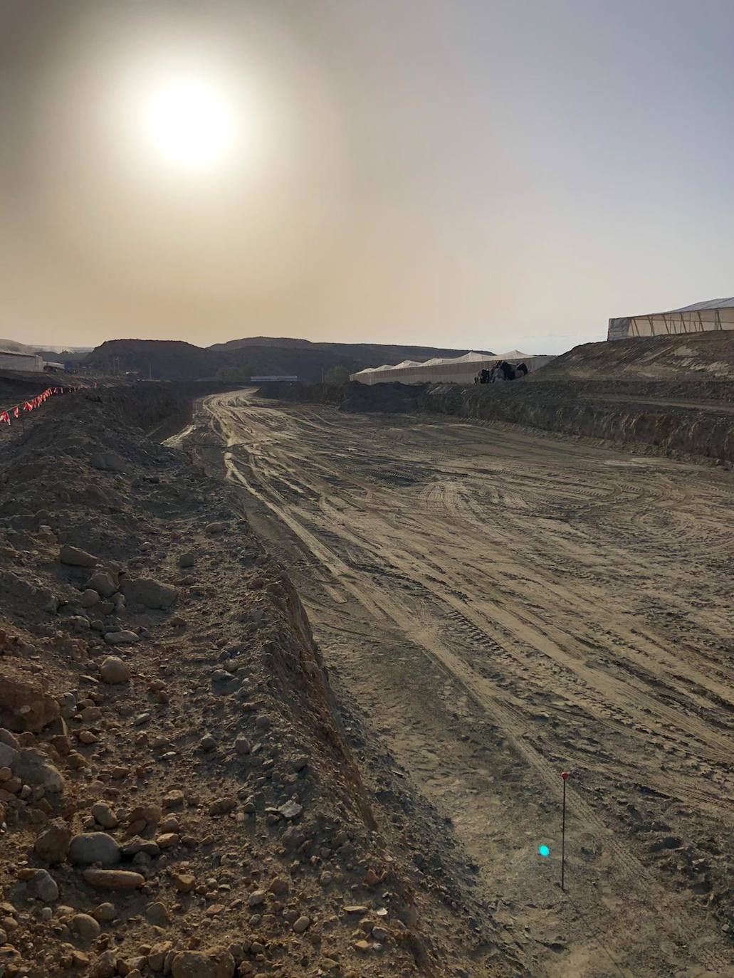 Visita a las obras del AVE entre Níjar y la capital, en donde los tajos comienzan ya con importantes obras civiles para el tendido de viaductos y la ejecución de pasos inferiores y vías de desagüe. 