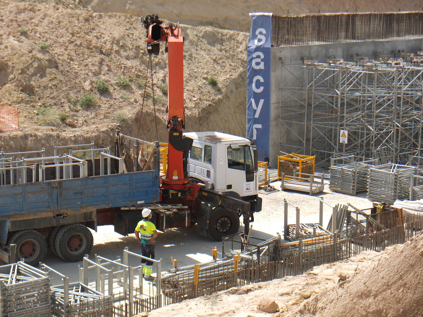 Visita a las obras del AVE entre Níjar y la capital, en donde los tajos comienzan ya con importantes obras civiles para el tendido de viaductos y la ejecución de pasos inferiores y vías de desagüe. 
