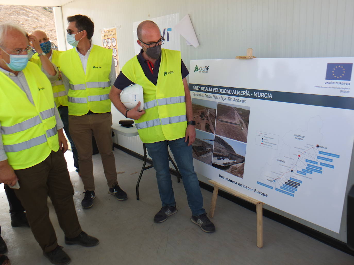 Visita a las obras del AVE entre Níjar y la capital, en donde los tajos comienzan ya con importantes obras civiles para el tendido de viaductos y la ejecución de pasos inferiores y vías de desagüe. 