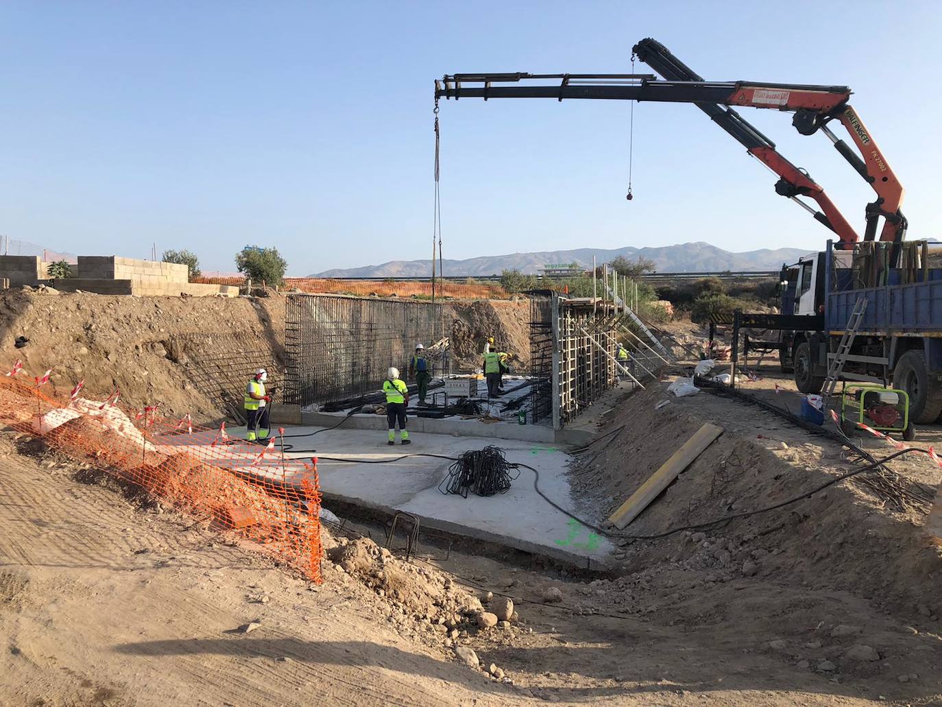 Visita a las obras del AVE entre Níjar y la capital, en donde los tajos comienzan ya con importantes obras civiles para el tendido de viaductos y la ejecución de pasos inferiores y vías de desagüe. 