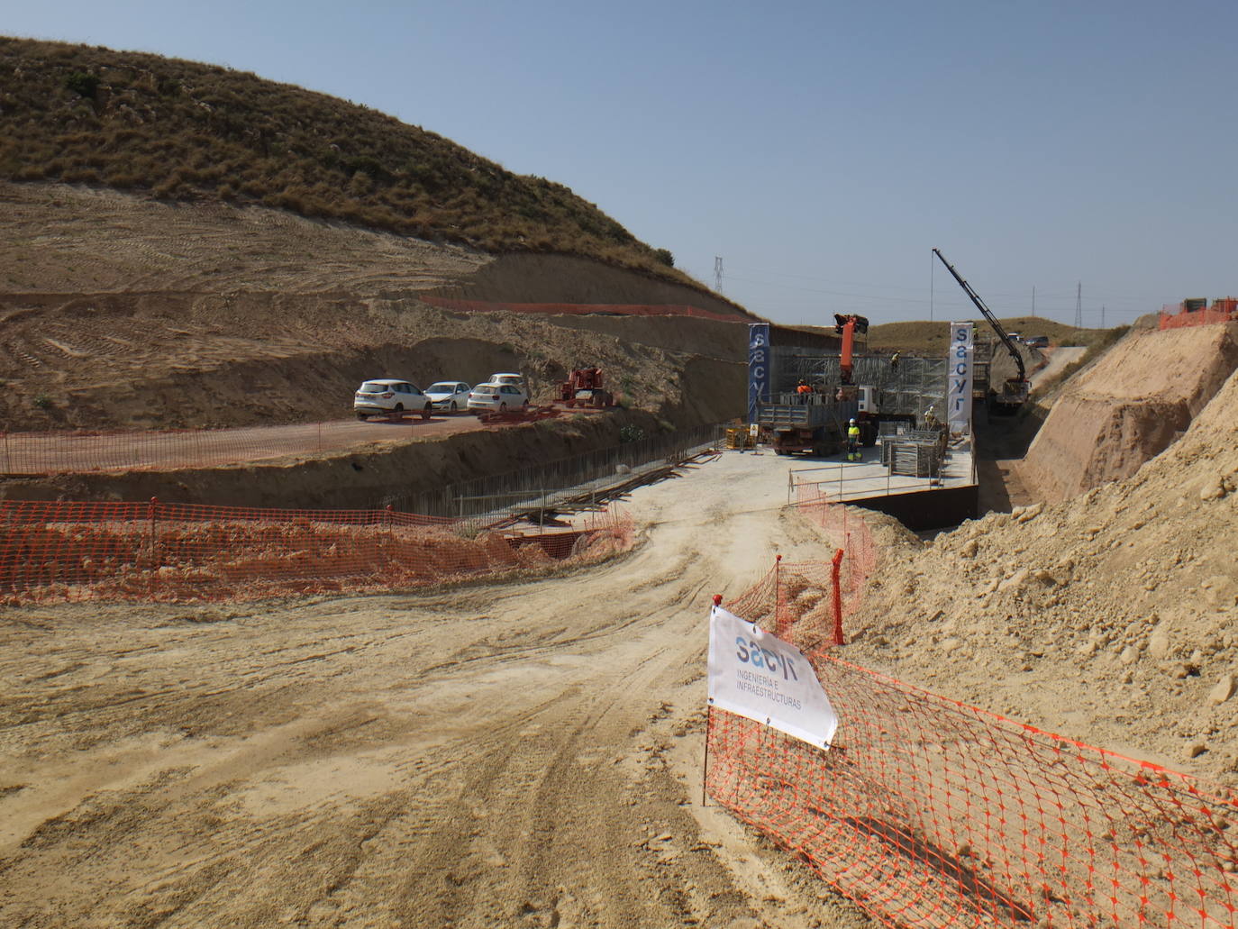 Visita a las obras del AVE entre Níjar y la capital, en donde los tajos comienzan ya con importantes obras civiles para el tendido de viaductos y la ejecución de pasos inferiores y vías de desagüe. 
