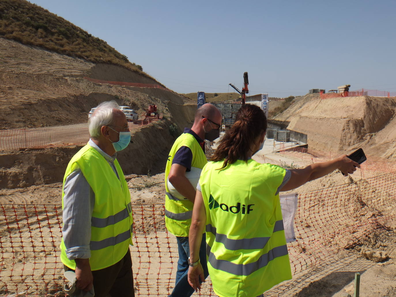 Visita a las obras del AVE entre Níjar y la capital, en donde los tajos comienzan ya con importantes obras civiles para el tendido de viaductos y la ejecución de pasos inferiores y vías de desagüe. 