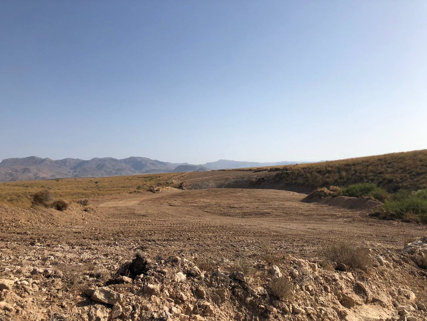 Visita a las obras del AVE entre Níjar y la capital, en donde los tajos comienzan ya con importantes obras civiles para el tendido de viaductos y la ejecución de pasos inferiores y vías de desagüe. 