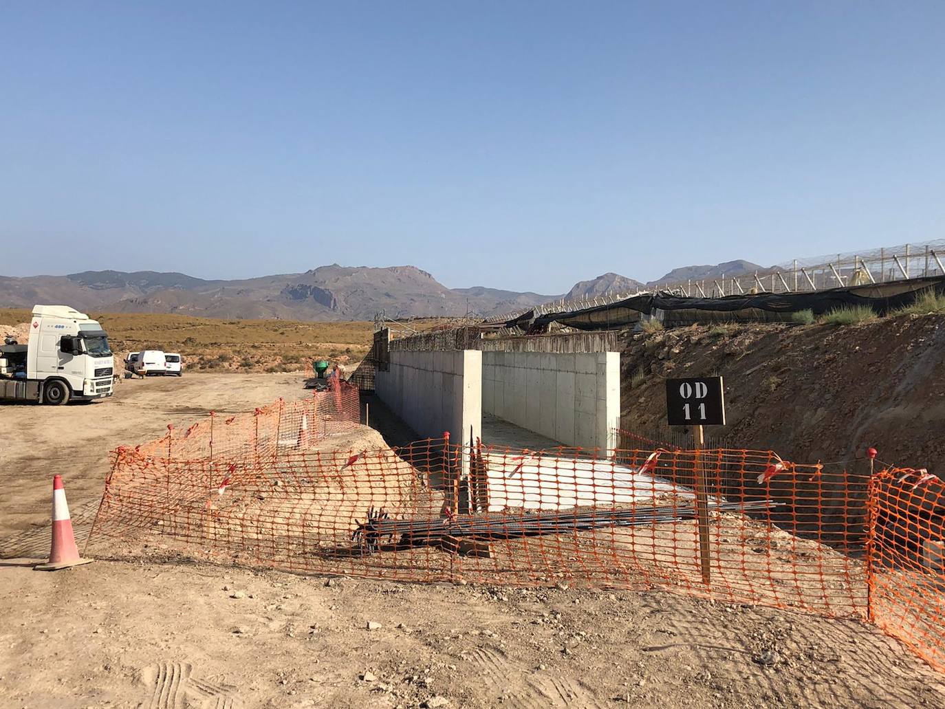 Visita a las obras del AVE entre Níjar y la capital, en donde los tajos comienzan ya con importantes obras civiles para el tendido de viaductos y la ejecución de pasos inferiores y vías de desagüe. 