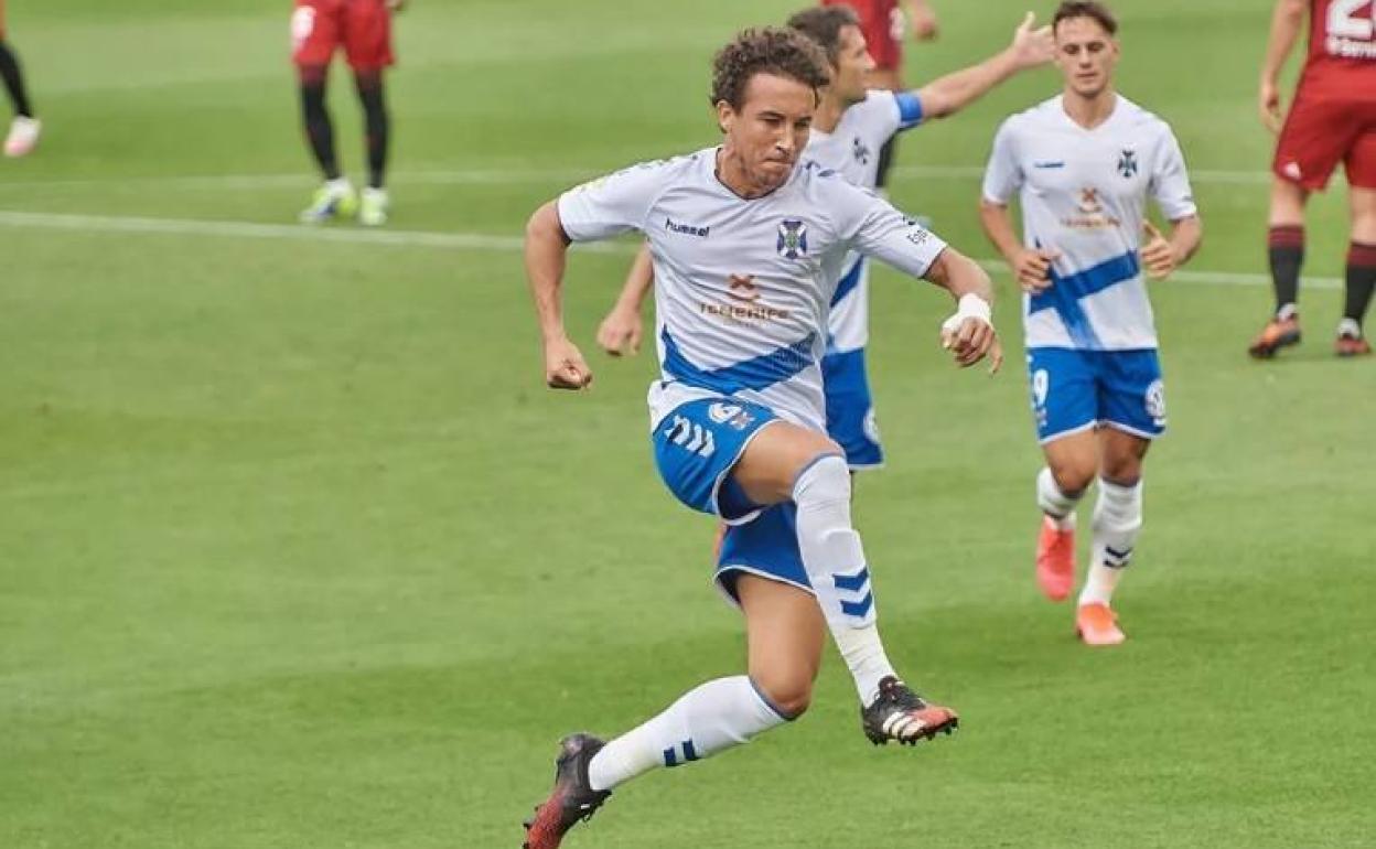 Luis Milla celebra un gol con el Tenerife. 