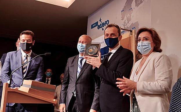 Momento de la entrega a Pedro Duque del Disco de Nebra. 