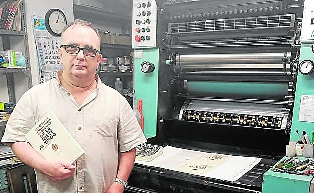 Alejandro V. García, con el libro en la imprenta.