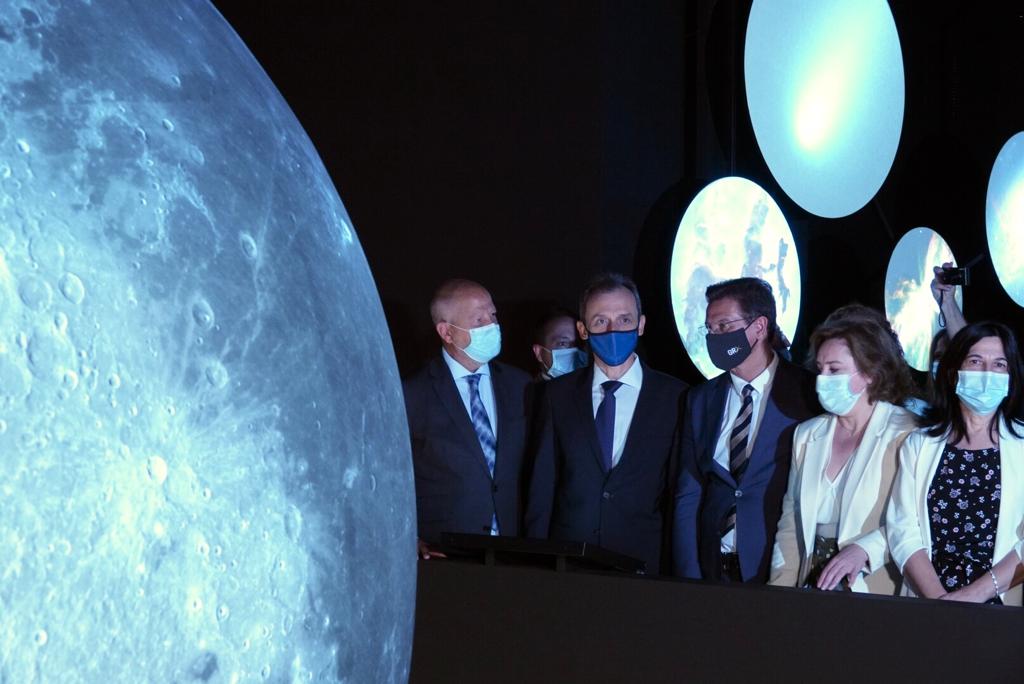 Ha mostrado un traje espacial, ha hablado sobre la vacuna del coronavirus y ha aprovechado para anunciar su candidatura a la presidencia de la Agencia Espacial Europea