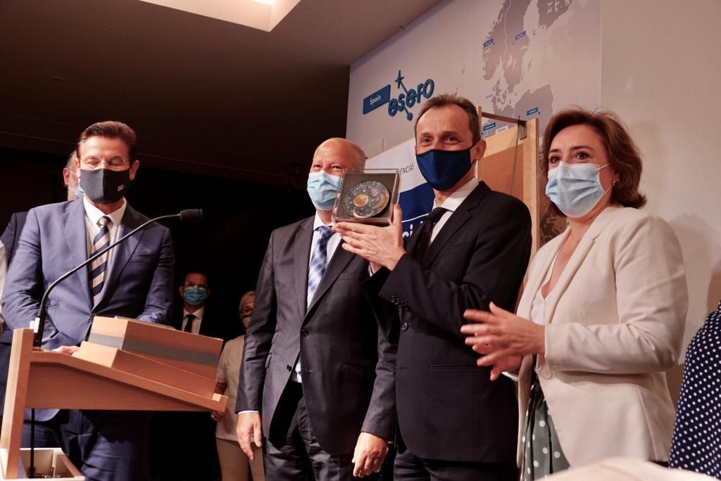 Ha mostrado un traje espacial, ha hablado sobre la vacuna del coronavirus y ha aprovechado para anunciar su candidatura a la presidencia de la Agencia Espacial Europea
