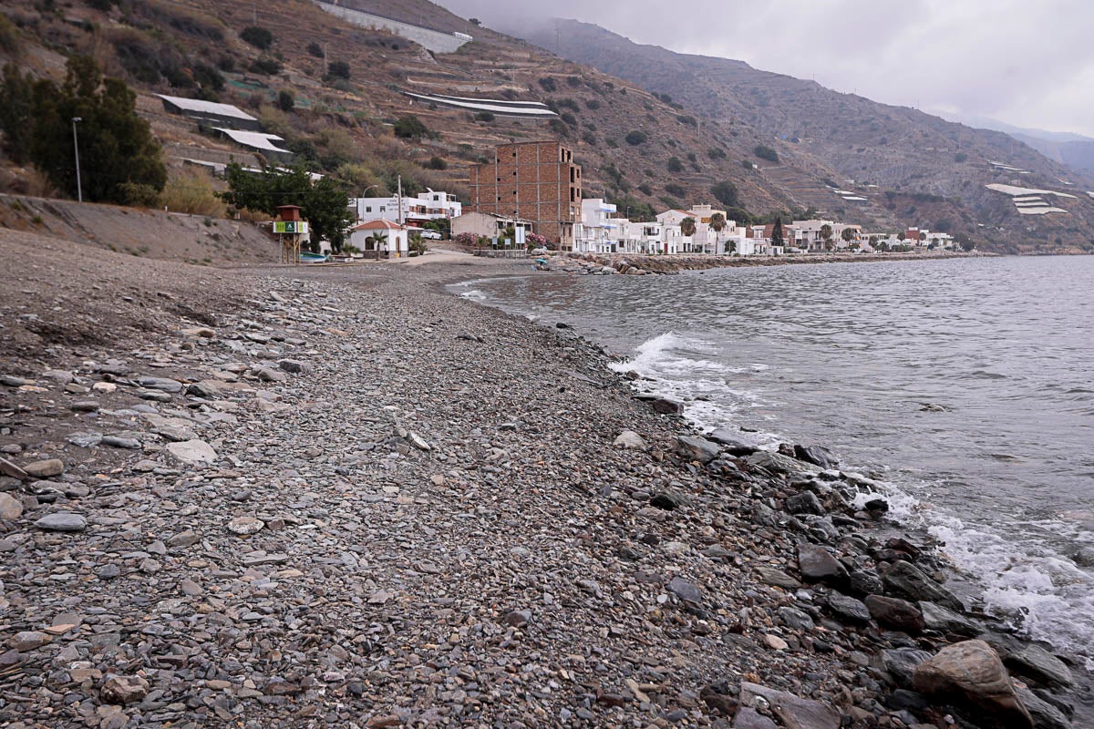 Con cada temporal, el mar se come la arena y frena el despegue turístico de un pueblo que vive de la agricultura bajo plástico