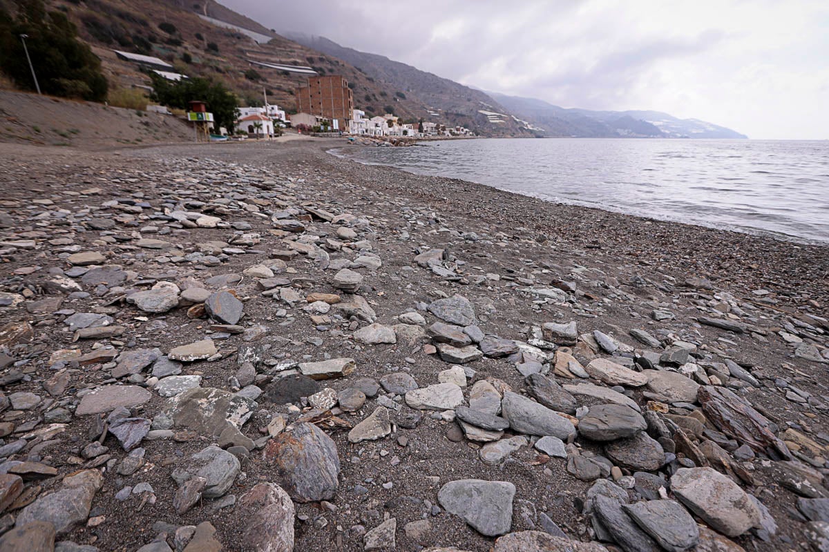 Con cada temporal, el mar se come la arena y frena el despegue turístico de un pueblo que vive de la agricultura bajo plástico