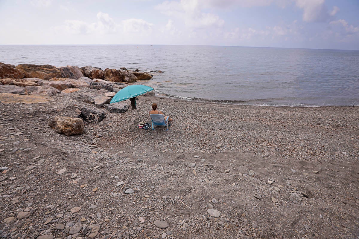 Con cada temporal, el mar se come la arena y frena el despegue turístico de un pueblo que vive de la agricultura bajo plástico