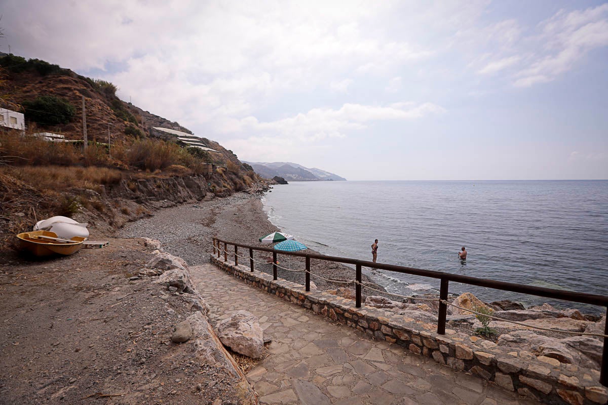 Con cada temporal, el mar se come la arena y frena el despegue turístico de un pueblo que vive de la agricultura bajo plástico