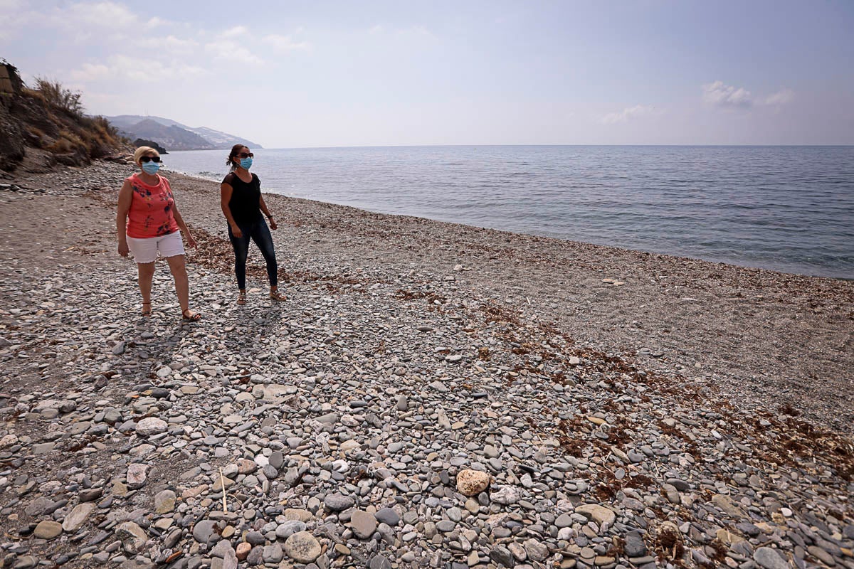 Con cada temporal, el mar se come la arena y frena el despegue turístico de un pueblo que vive de la agricultura bajo plástico