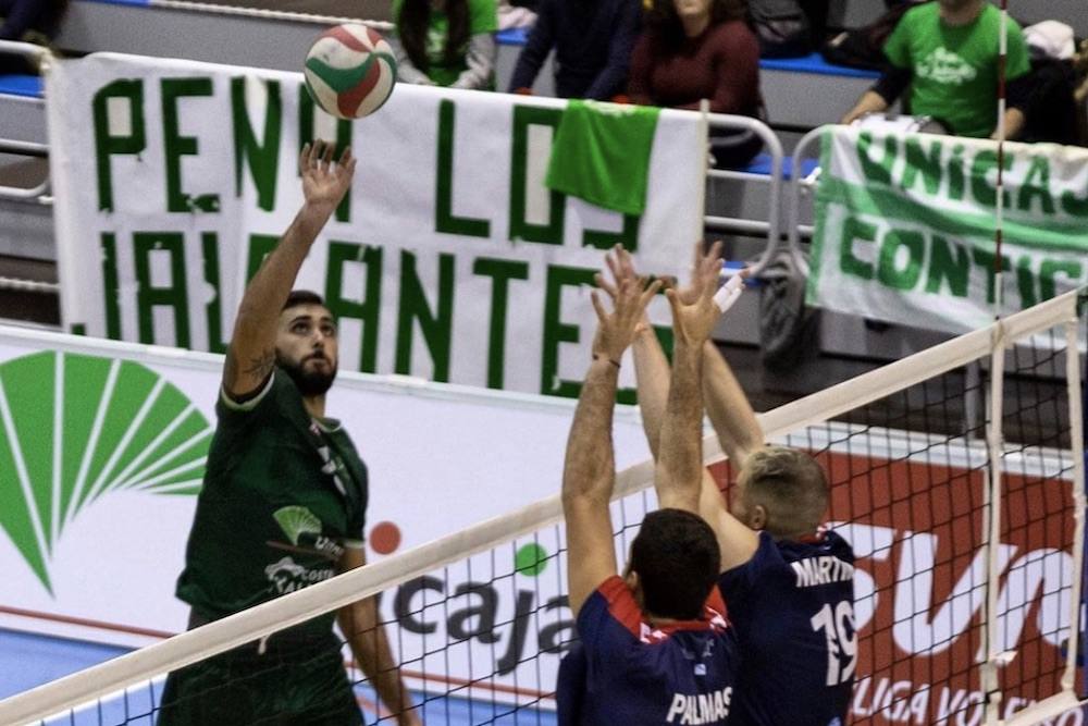 Iribarne exhibe su gran voleibol frente a Emevé, justo el rival con el que se inicia el curso. 