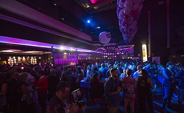 Los jóvenes que fueron a discotecas con brotes de coronavirus se niegan a hacerse el test