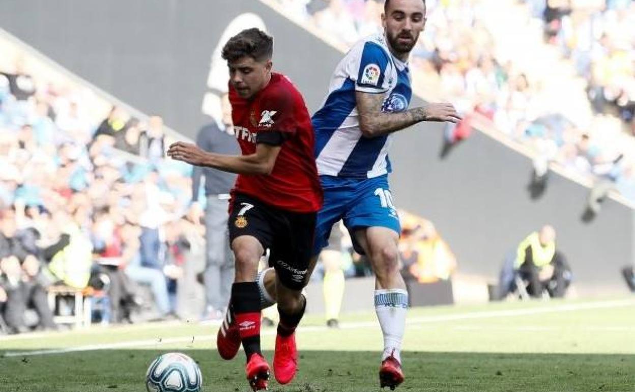 Pozo conduce el balón en un partido con el Mallorca frente al Espanyol. 