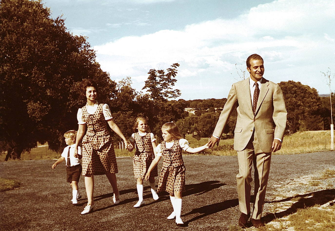 1975. Los futuros reyes Juan Carlos y Sofía junto a sus hijos Felipe, Cristina y Elena, meses antes de morir Franco.