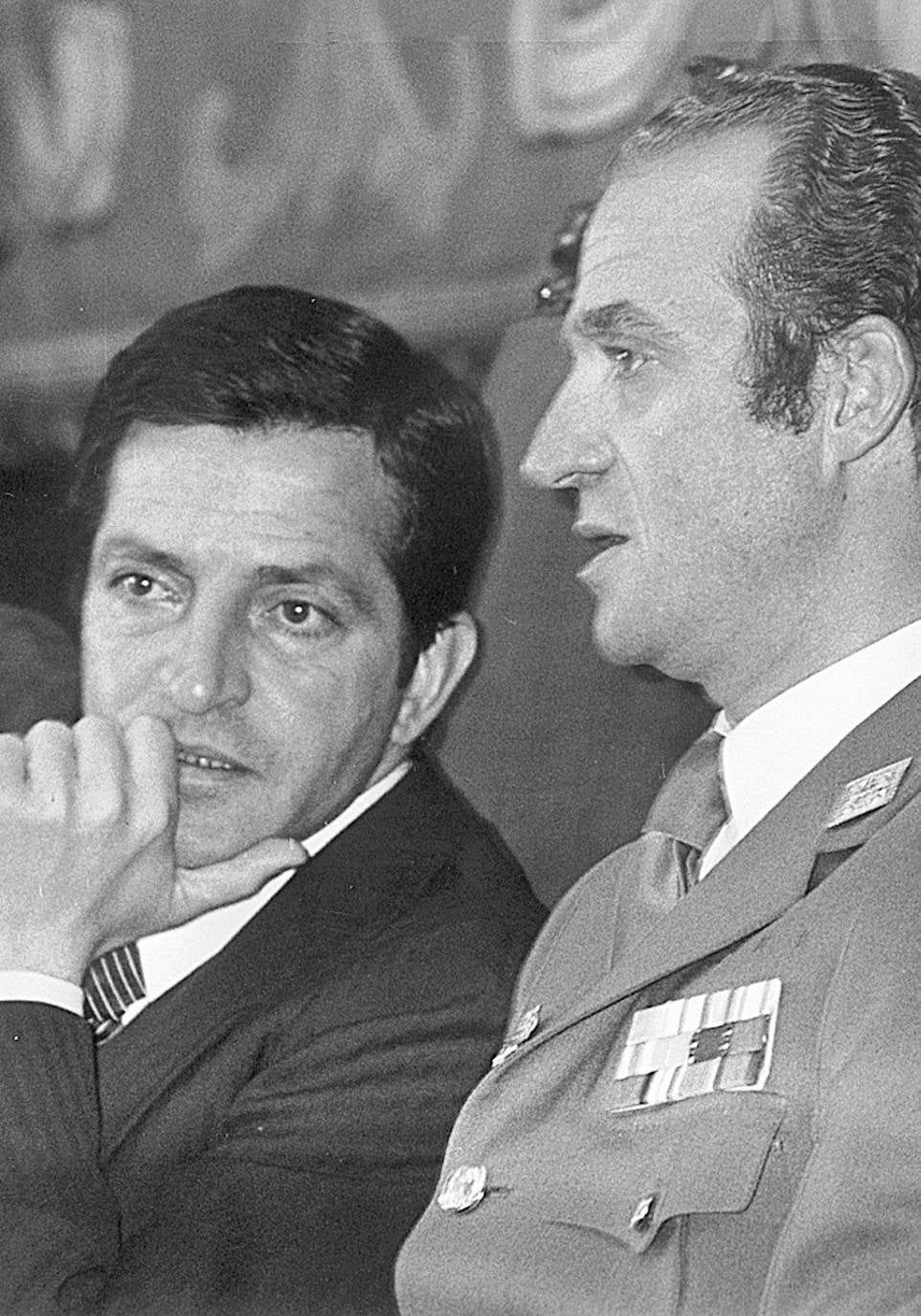 1977. El Rey charla con Adolfo Suárez, primer presidente del Gobierno en democracia y el que fuera uno de sus mejores amigos.