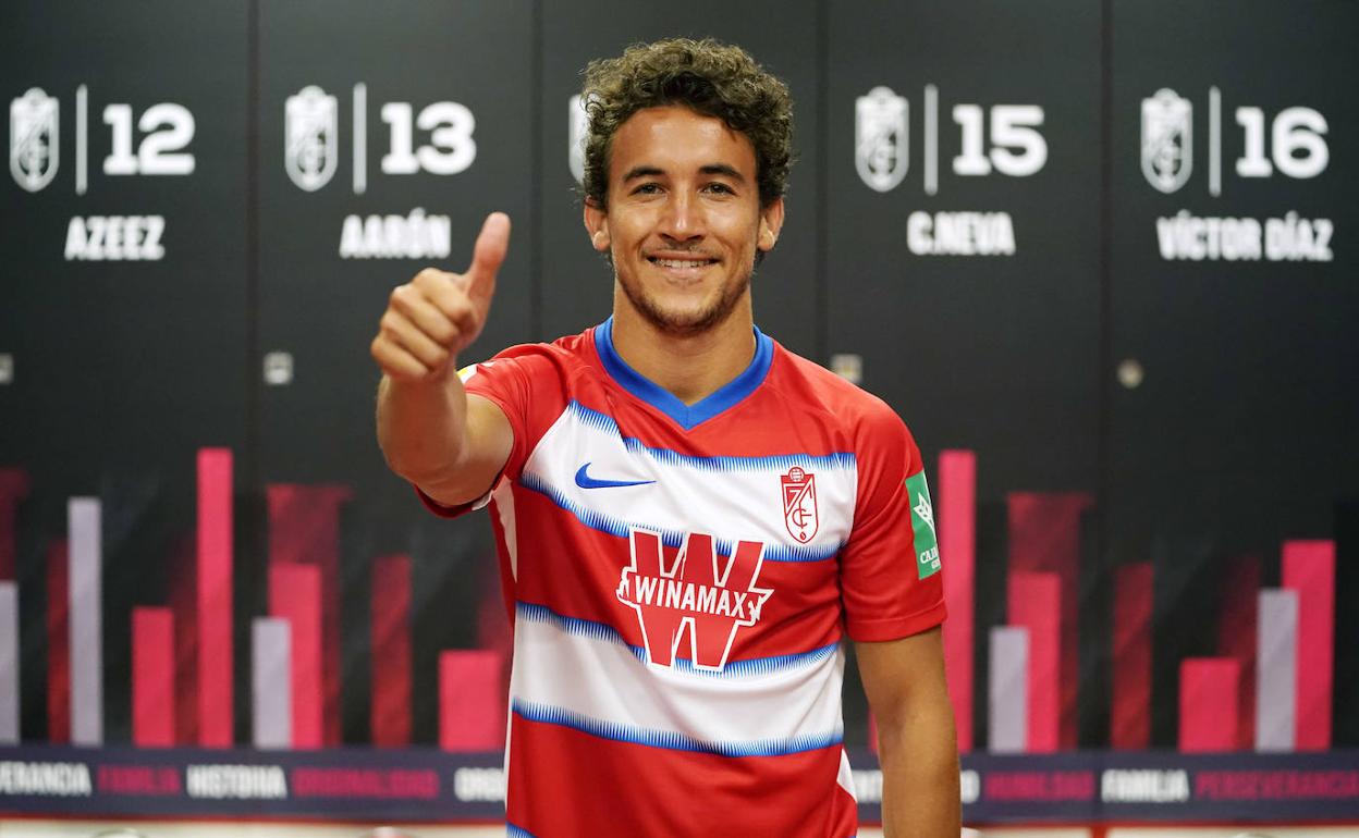 Luis Milla posa durante su presentación. 