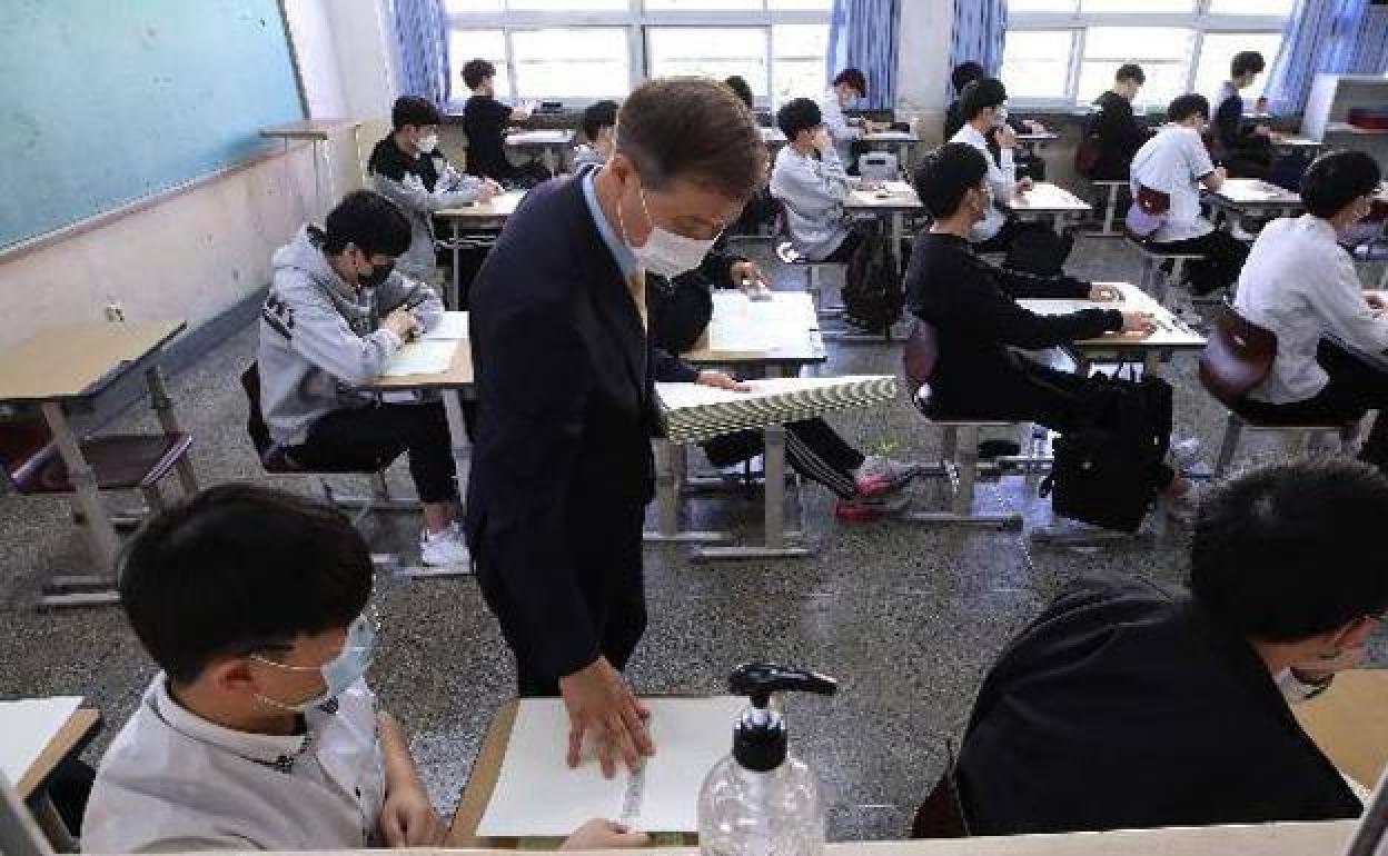 Estudiantes en un instituto de Seúl tras la crisis del coronavirus. 