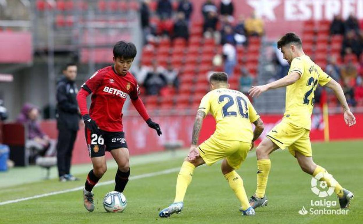 Kubo encara a dos jugadores del Villarreal. 