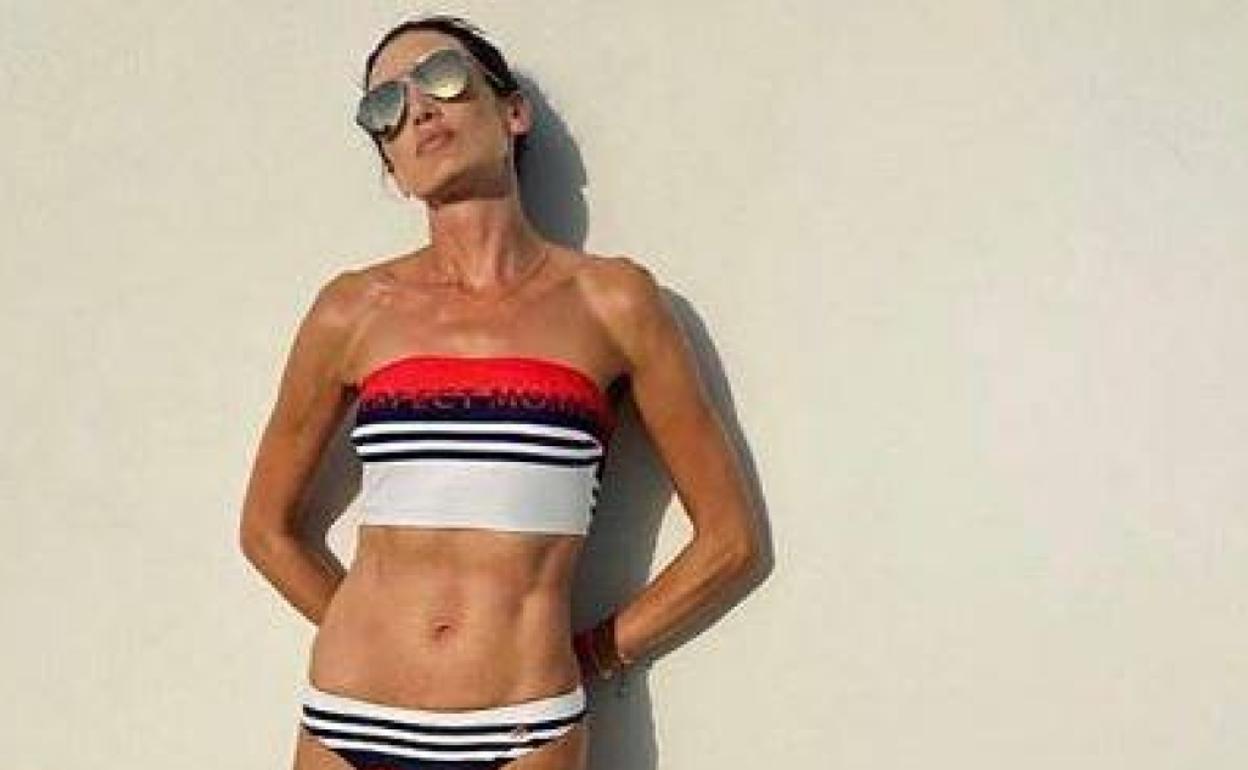Nieves Álvarez luce un bikini blanco de rayas horizontales con escote tipo 'bandeau' de la firma Perfect Moment Sports. 