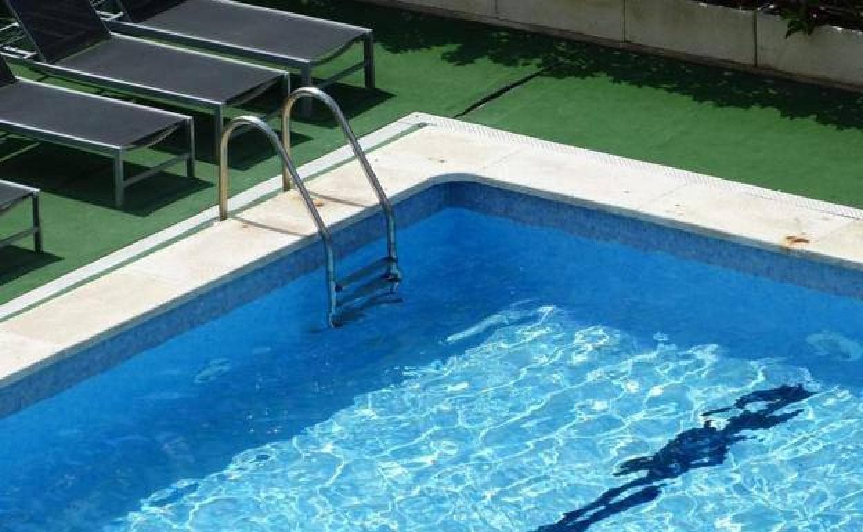 Suceso en Granada | Muere ahogada una niña de 11 años en una piscina de Almuñécar