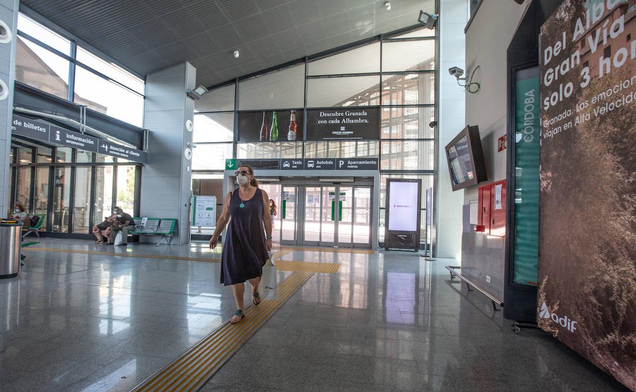 Aspecto desértico ayer de la estación de trenes de Granada.