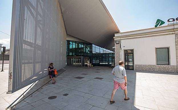 Imagen principal - Baja afluencia a la estación de Renfe.