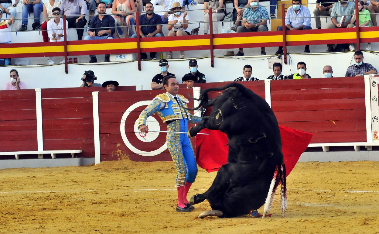 Enrique Ponce en una faena en Navas de San Juan el pasado domingo. 