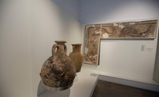 Ánforas y mosaicos hallados en Granada, expuestos en el Museo Arqueológico.