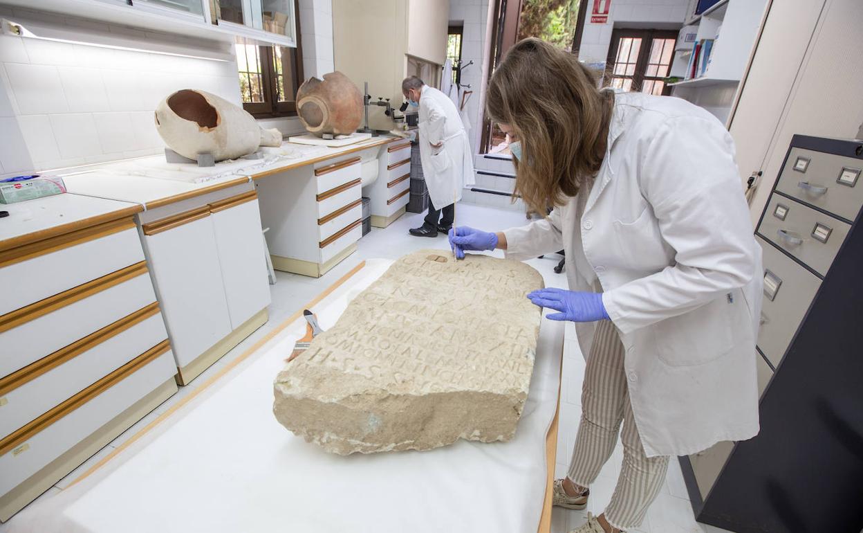 La restauradora Belén Ruiz y el director del Museo, Isidro Toro, en el Taller de Restauración.