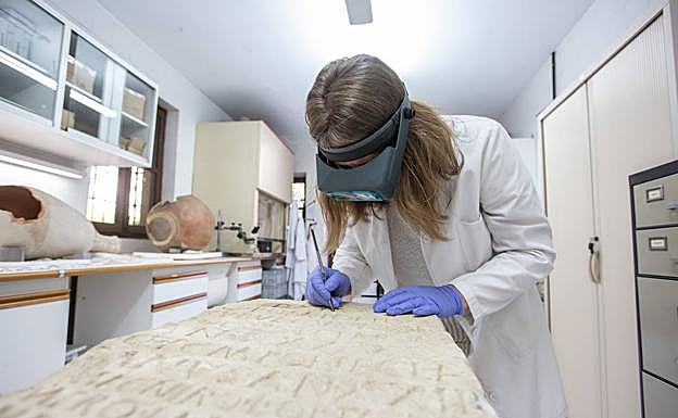 Proceso de limpieza de la lápida.