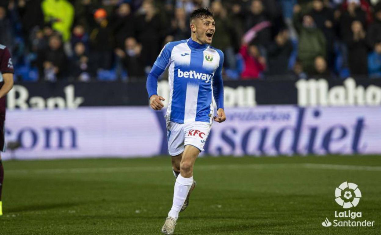 Óscar Rodríguez celebra un gol de la presente temporada en Butarque. 