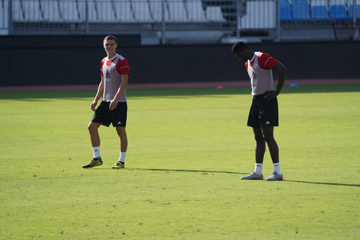El conjunto rojiblanco prepara el partido de ida por el ascenso a Primera División en tierras catalanas