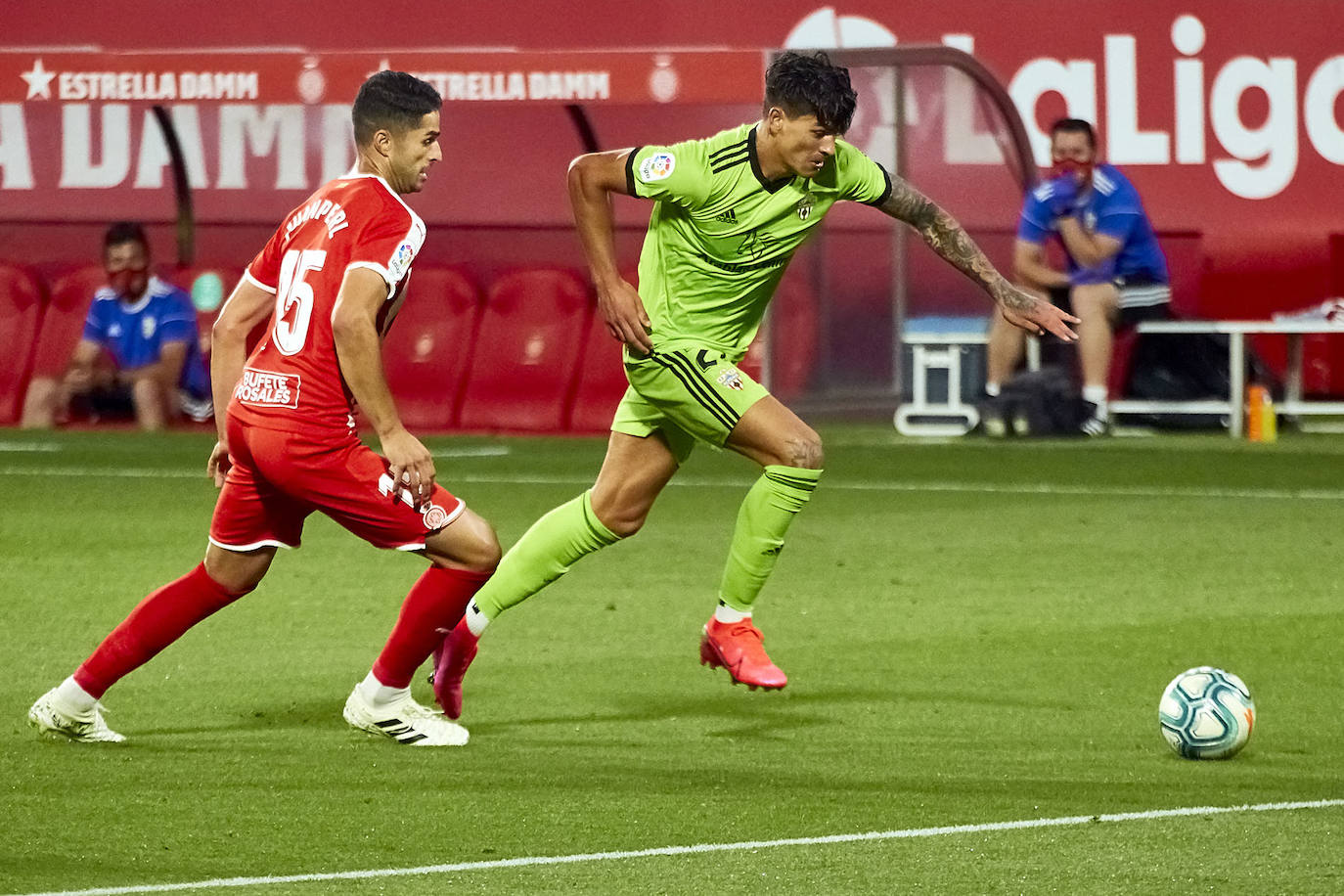 Darwin Núñez escapa de Juanpe, en el último duelo entre la UDA y el Girona. 