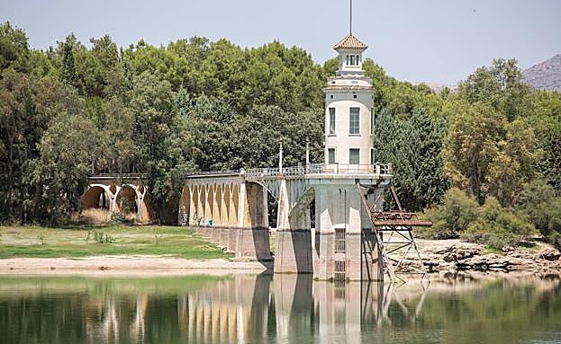 Imagen principal - El pantano del Cubillas estaba este viernes al 49,3%.