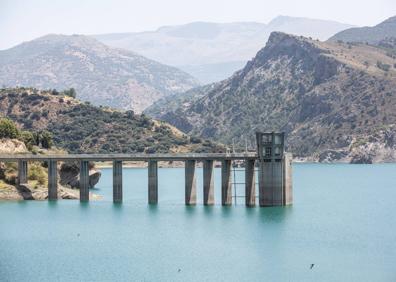 Imagen secundaria 1 - Pantano de Canales, ayer.