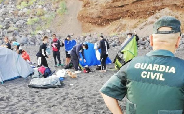 62 personas organizan una quedada para difundir el coronavirus en una playa de Tenerife