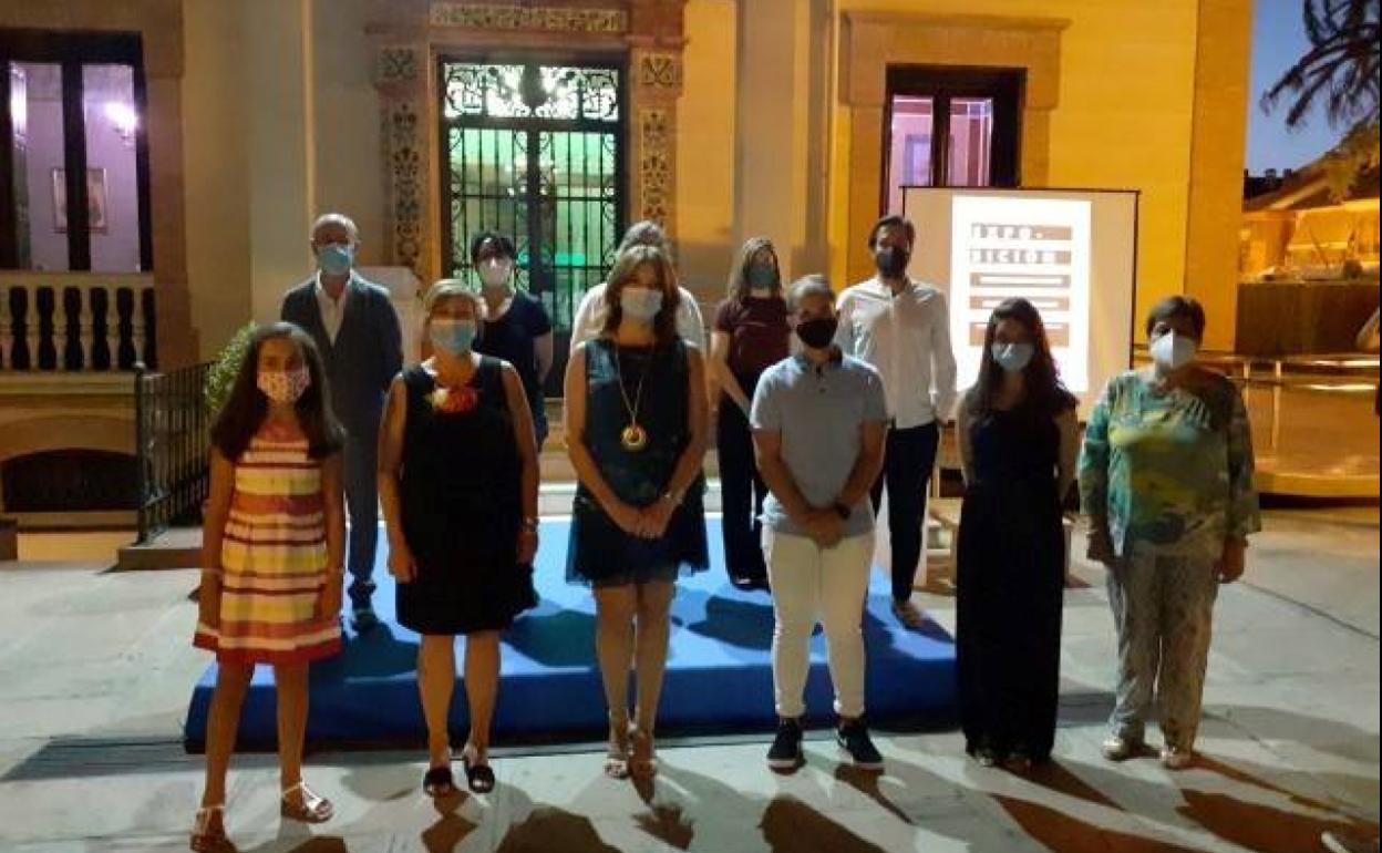 Foto de familia de los representantes del Ayuntamiento y los galardonados. 