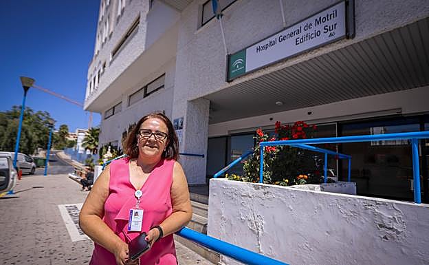 La médico a las puertas del hospital Santa Ana.