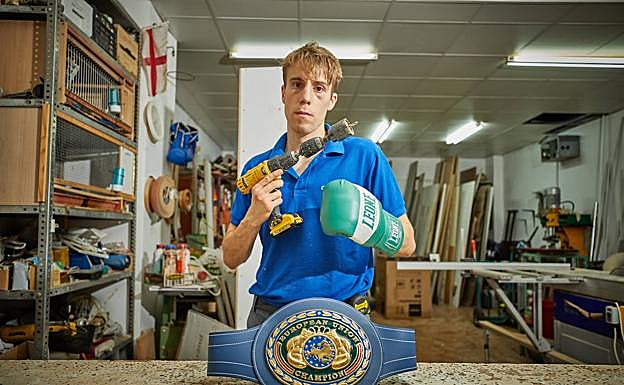 Imagen principal - Arriba, John Carter, este domingo en una de las plazas del barrio de La Paz, en la Zona Norte de Granada, donde se crió, Abajo, en el ring tras haber ganado el combate.