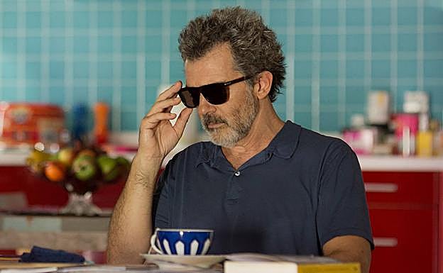 Imagen principal - Arriba, en 'Dolor y gloria'; debajo en 'Desperado' y 'La máscara del zorro'.