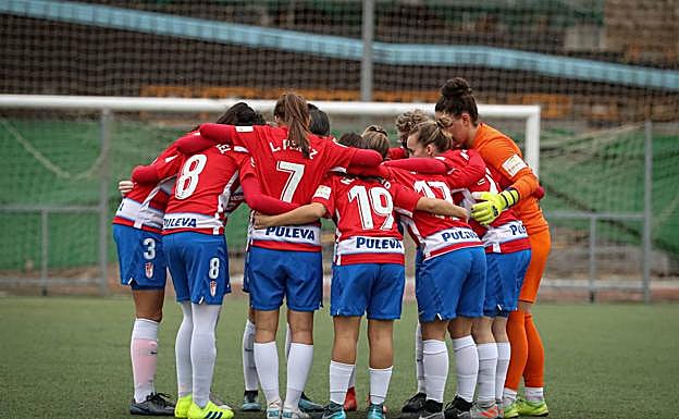 Las futbolistas del Femenino se conjuran en un partido de la pasada temporada. 